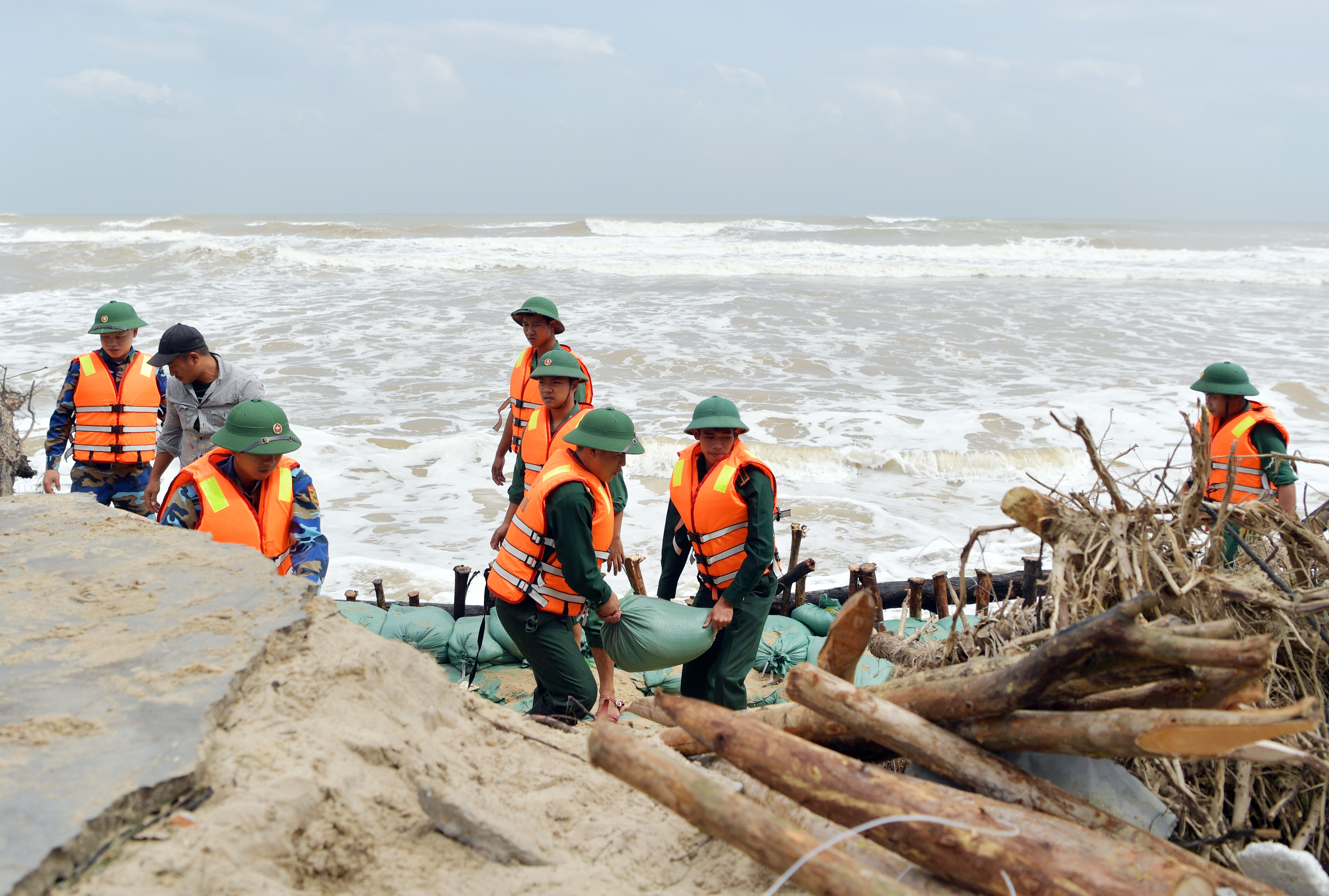 “Ngọn lửa hồng” sưởi ấm đồng bào vùng lũ